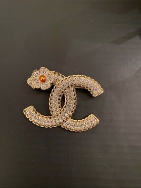Fashion Jewelry Gold Crystal Double C Brooch with Flower Accent